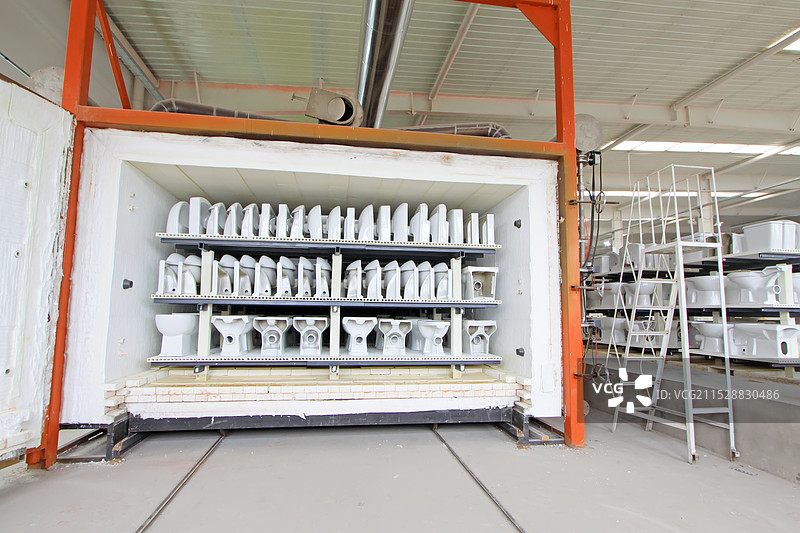 窑炉里的陶瓷坐便器部件图片素材