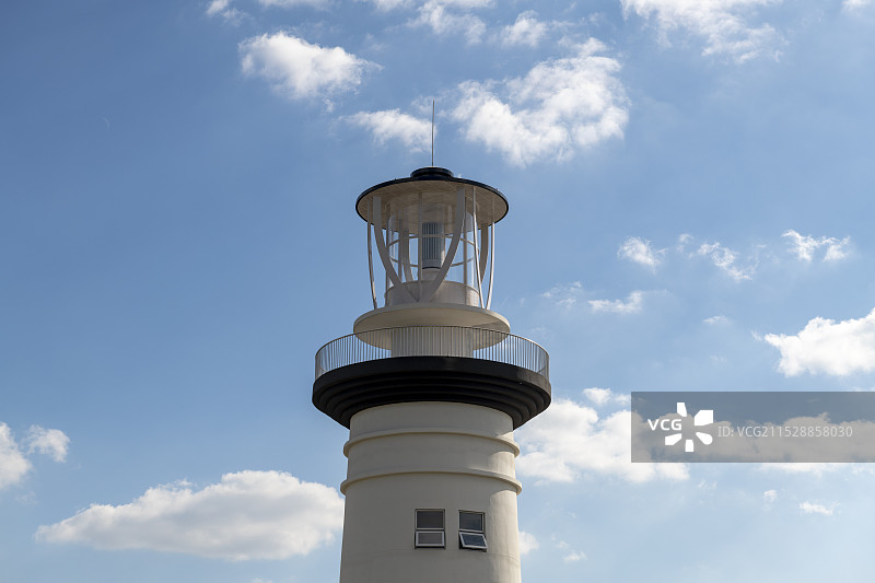 蓝天下的灯塔图片素材
