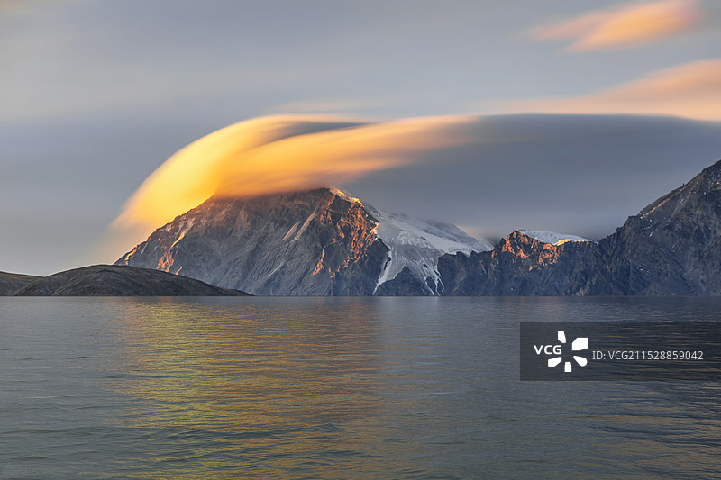 帕米尔高原上的雪山上的帽子云，日照金山图片素材