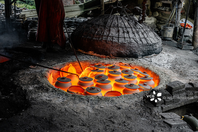 四川荥经黑砂锅制作图片素材