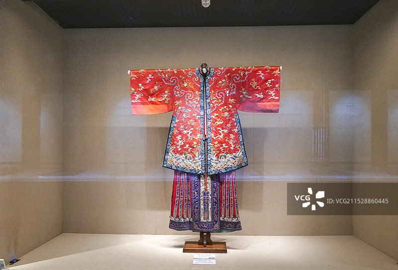 红缎绣云蝠花卉镶边褂 红暗花绸绣龙凤镶边马面裙 清 孔子博物馆藏图片素材