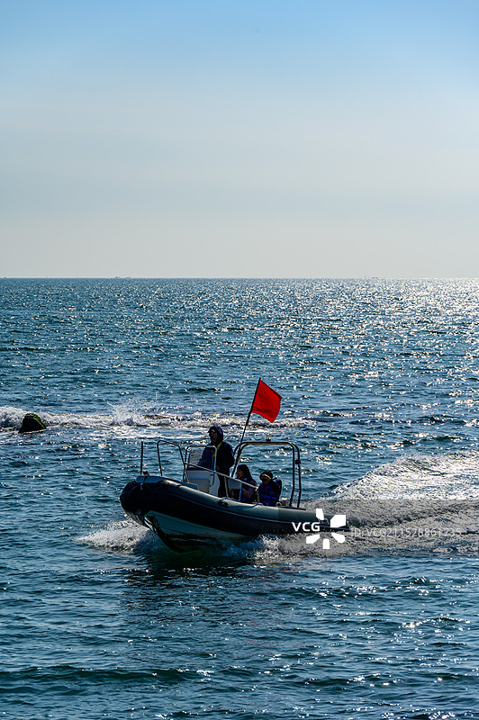 海上航行的人图片素材