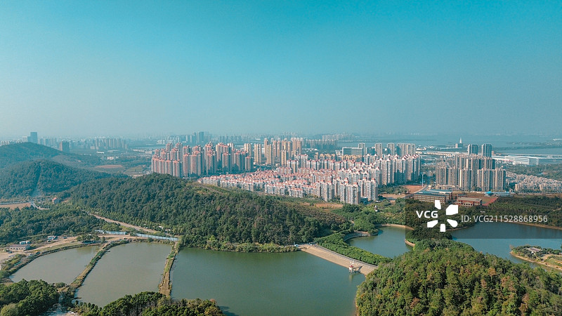 江夏区山脚下的小区群图片素材