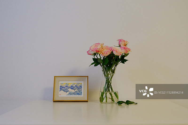 室内陈设的画和花束图片素材