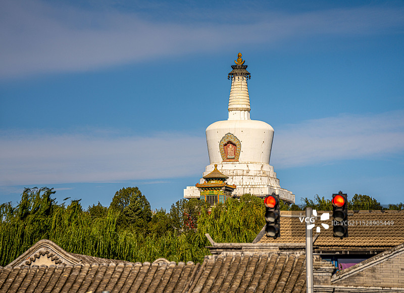 北京北海公园白塔与游船码头图片素材