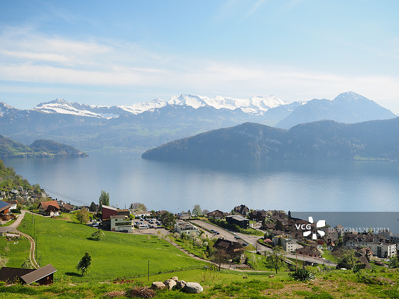 瑞士依山傍天的城市景观图片素材