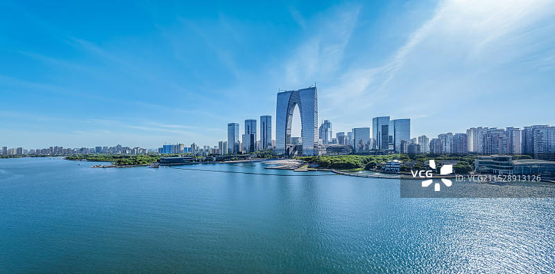 中国苏州现代城市天际线和自然风景图片素材