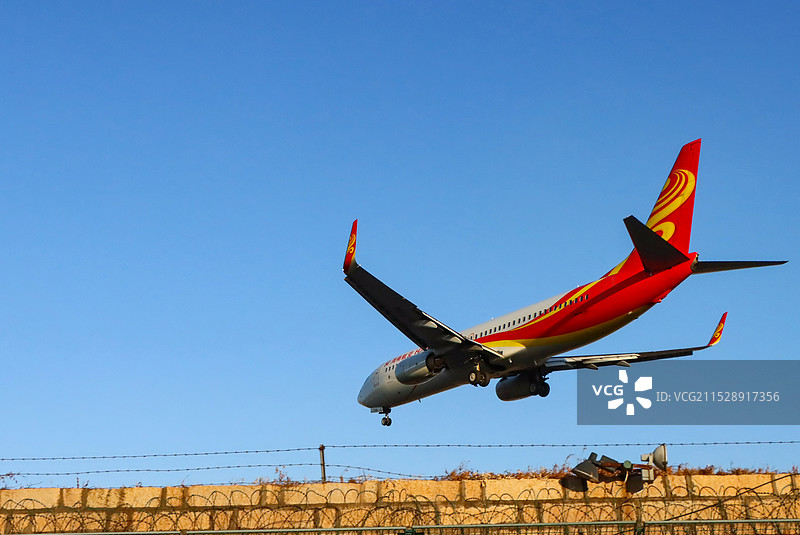 厦门高崎机场海南航空飞机下降到机场图片素材