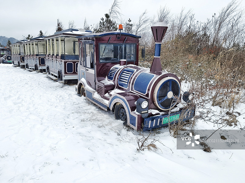 冬天下雪的重庆岐山草场图片素材