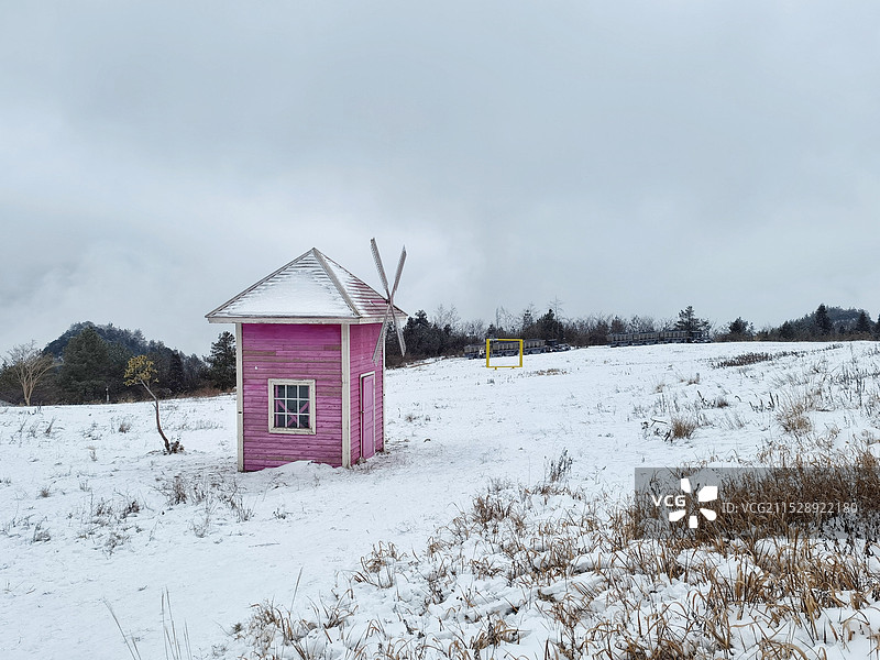 冬天下雪的重庆岐山草场图片素材