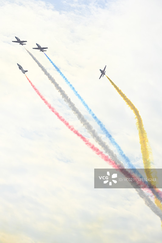 11月4日，红鹰表演队在2024中国航空产业大会暨南昌飞行大会进行彩烟编队通场、特技表演。图片素材