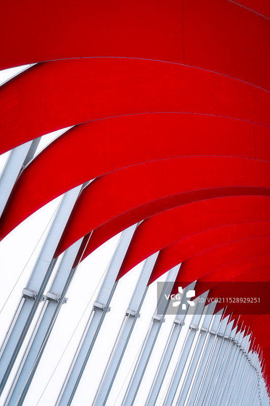 城市里红白色的桥梁图片素材