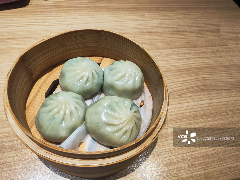蒸屉里面的4个荠菜包子图片素材