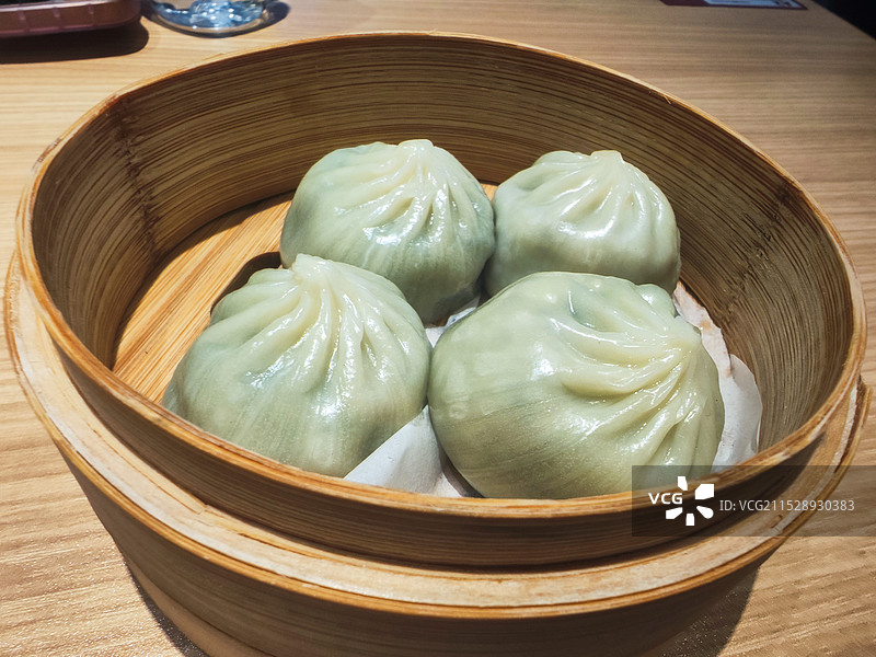 蒸屉里面的4个荠菜包子图片素材