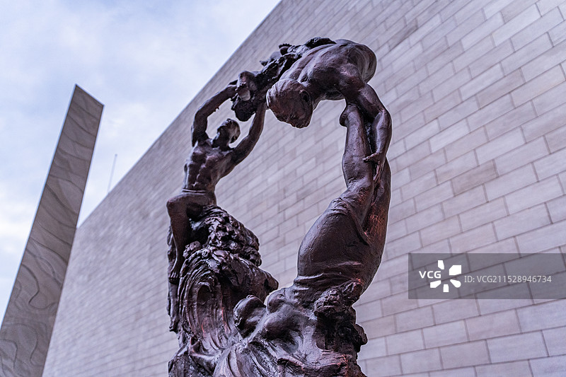 四川成都四川美术馆张绍蓁《生命之歌》雕塑图片素材