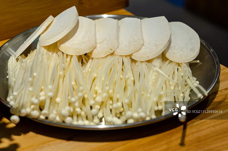 一盘金针菇配杏鲍菇图片素材