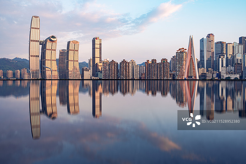 重庆市渝中区来福士城市天际线与倒影图片素材