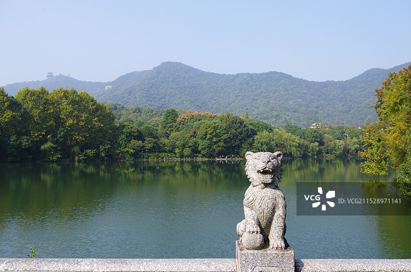 杭州深秋虎山水库平静的湖面，远处望宸阁依稀可见图片素材
