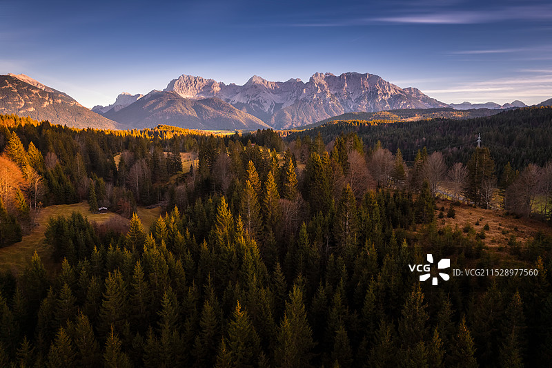德国巴伐利亚南部山区森林山峰图片素材