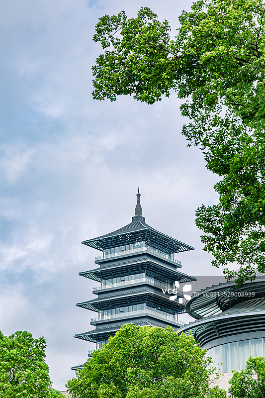 扬州大运河博物馆大运塔夏季雨后景观图片素材