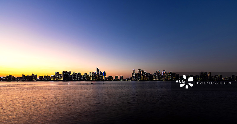 从钱塘江南岸钱江世纪城看杭州钱江新城夜景图片素材