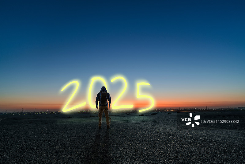 一个人迎接2025新年的未来，光绘2025图片素材
