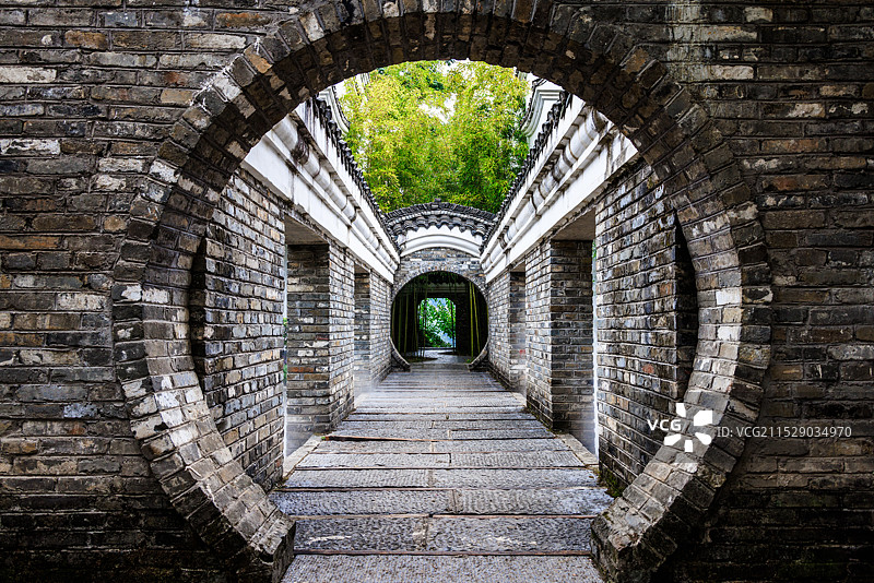 湖南永州萍洲书院中式建筑圆形拱门过道图片素材