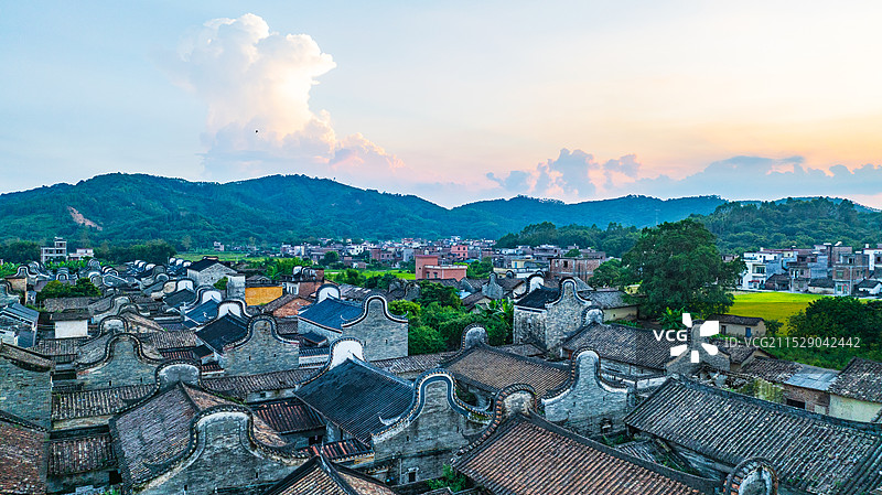 傍晚时的广东清远佛冈县上岳古村落航拍美景图片素材