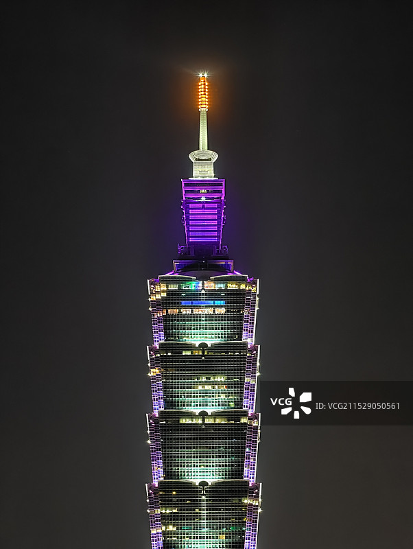 夜晚的台北101大楼塔尖图片素材