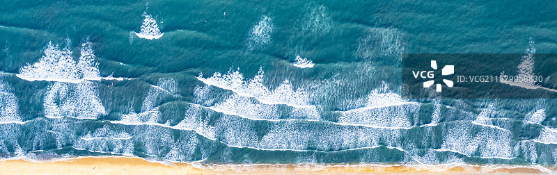 蓝色海洋与白色海浪垂直俯拍视角图片素材