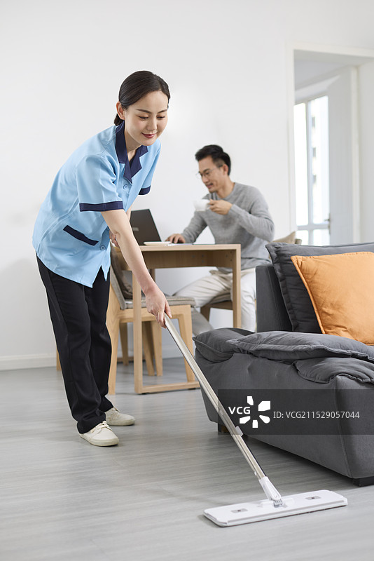 家政人员打扫卫生图片素材