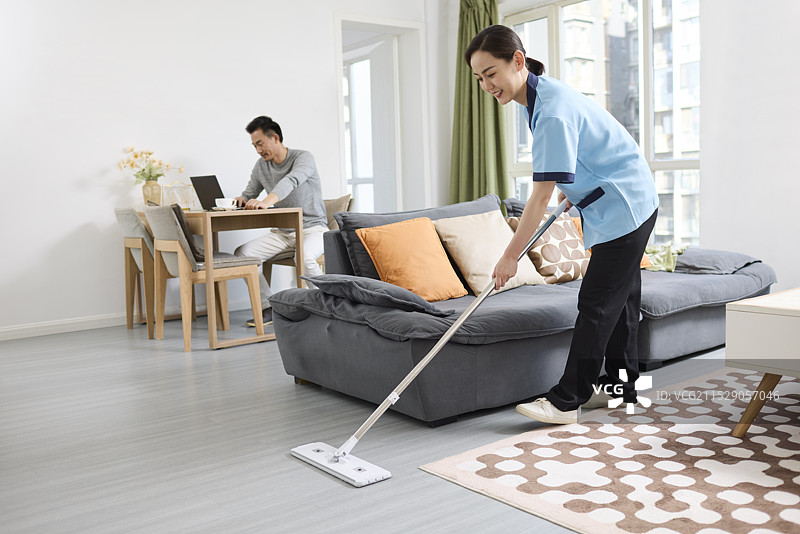 家政人员打扫卫生图片素材