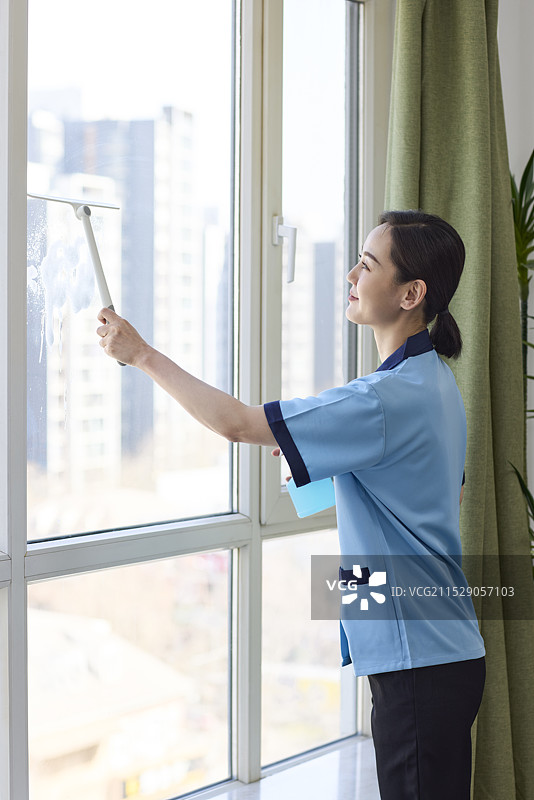 家政人员清洗窗户玻璃图片素材