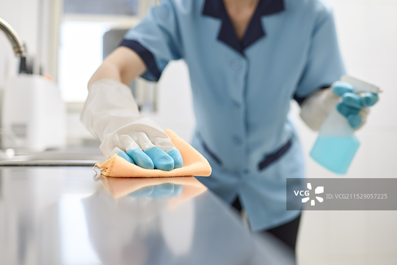 清洁工打扫厨房卫生图片素材