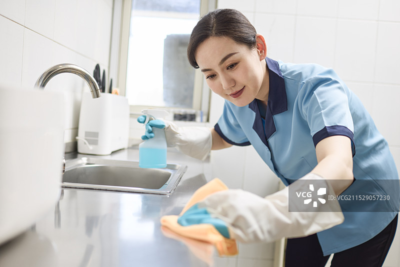 清洁工打扫厨房卫生图片素材