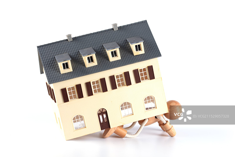 木头人被房子模型压垮图片素材
