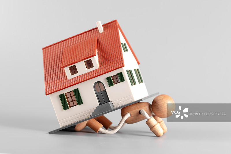 木头人被房子模型压垮图片素材