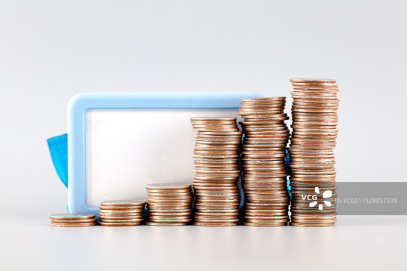 工牌和增长的硬币图片素材