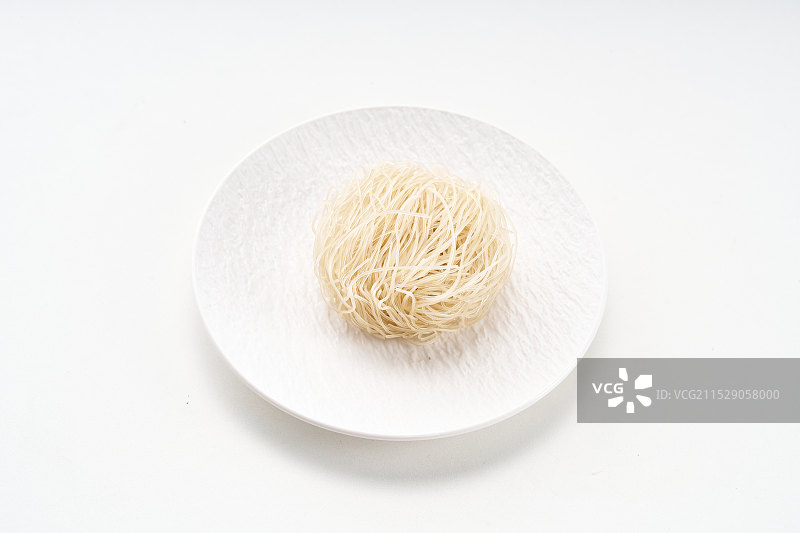 油炸物面饼在白色桌上图片素材