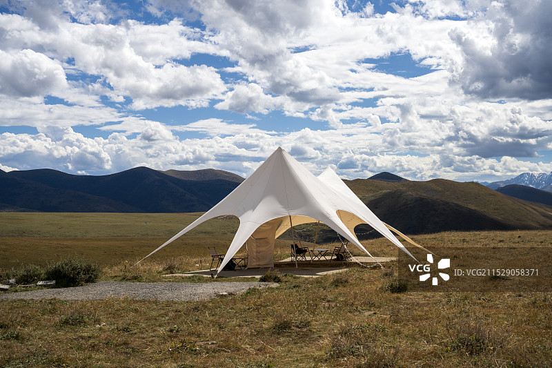 蓝天白云下的高原上的帐篷图片素材