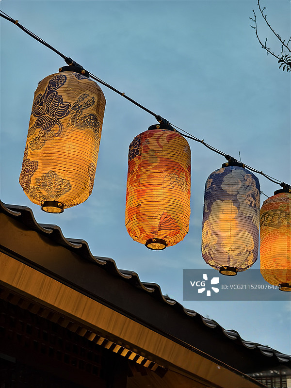悬挂在天空中的灯笼图片素材