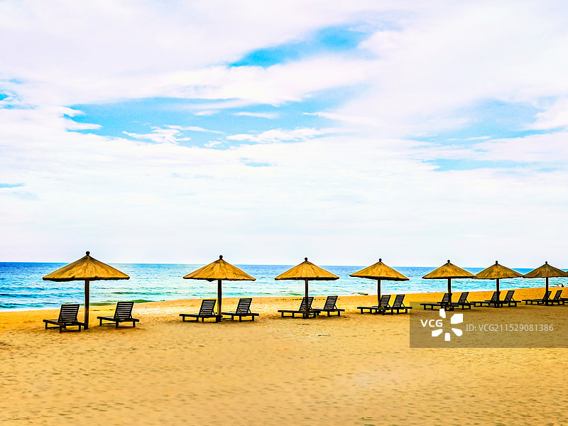 海滩上的遮阳伞图片素材