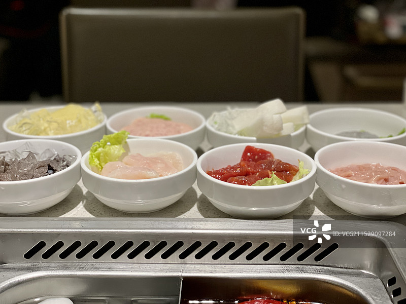 桌上容器中食物的特写镜头图片素材