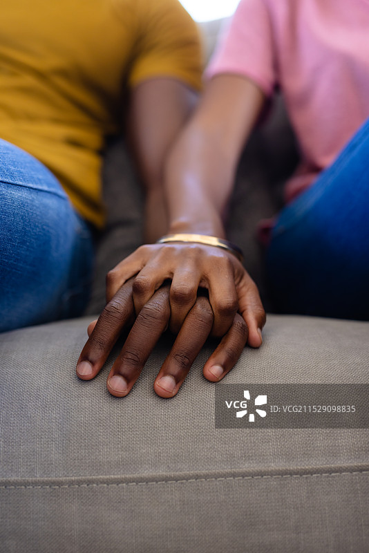 非洲裔美国情侣在家中牵手的中部特写图片素材