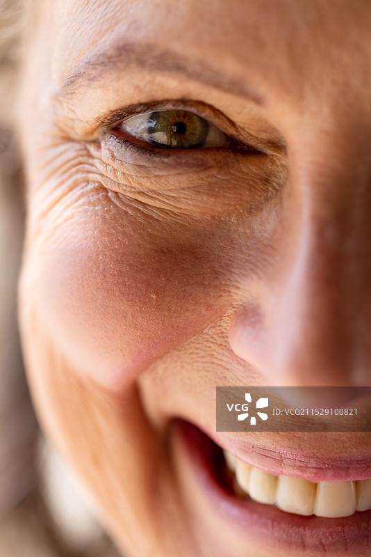 微距肖像，微笑的白人老年女性，棕色眼睛注视着镜头图片素材