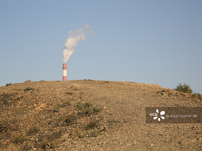山坡长出了一个烟囱图片素材