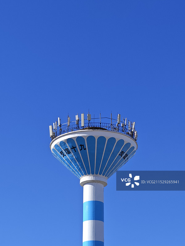 蓝天下通信塔俯视图图片素材
