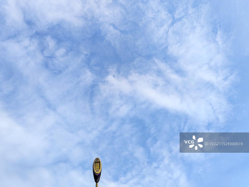 空中路灯的低角度观察图片素材