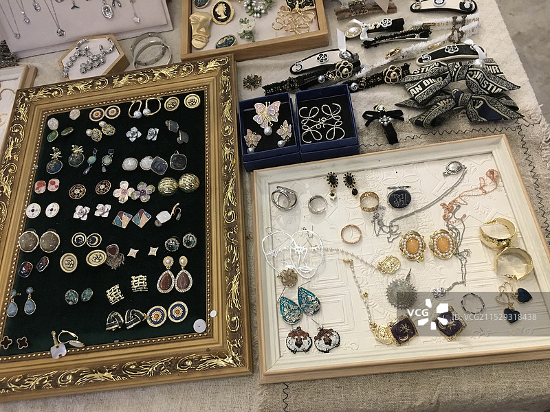 桌子上各种物体的正上方图片素材