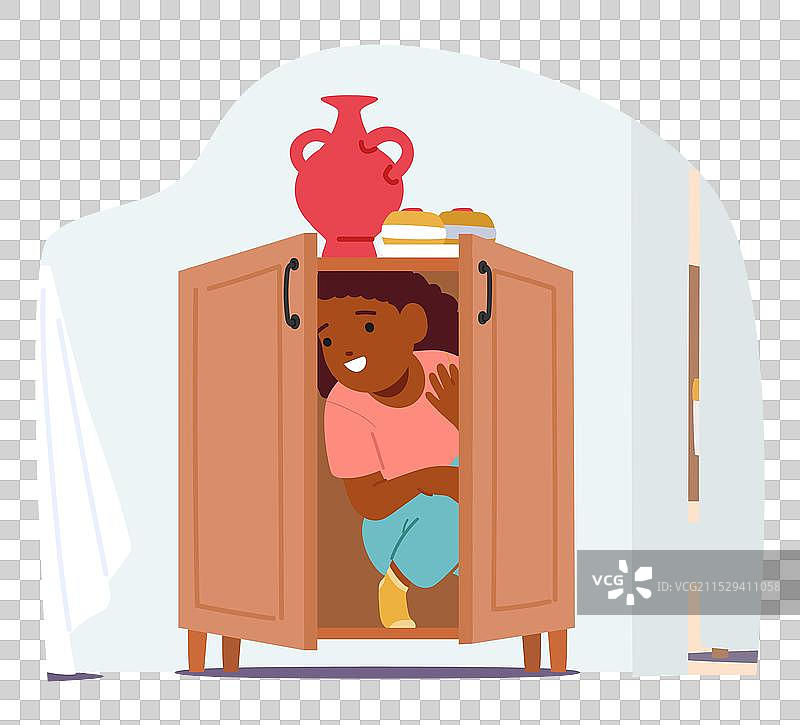快乐的孩子躲在柜子里图片素材